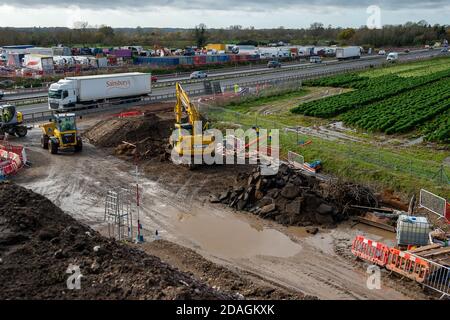 Taplow, Buckinghamshire, Großbritannien. November 2020. Im Rahmen der Modernisierung der M4 Smart Motorway wurde nach dem Abriss der Lake End Road-Brücke in der Nähe von Dorney Village im Oktober erstmals eine neue Ersatzbrücke über die M4 für den Verkehr geöffnet. Das große Ingenieurprojekt hat sich mit der Zerstörung von Bäumen und Hecken sowie dem obligatorischen Erwerb von Ackerland nachteilig auf die lokale Landschaft ausgewirkt. Die Anwohner wurden viel Lärm, Staub und Unannehmlichkeiten ausgesetzt. Quelle: Maureen McLean/Alamy Live News Stockfoto