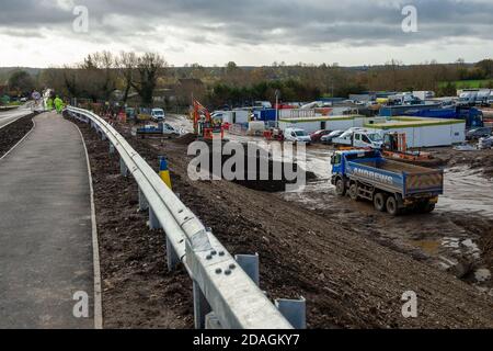 Taplow, Buckinghamshire, Großbritannien. November 2020. Im Rahmen der Modernisierung der M4 Smart Motorway wurde nach dem Abriss der Lake End Road-Brücke in der Nähe von Dorney Village im Oktober erstmals eine neue Ersatzbrücke über die M4 für den Verkehr geöffnet. Das große Ingenieurprojekt hat sich mit der Zerstörung von Bäumen und Hecken sowie dem obligatorischen Erwerb von Ackerland nachteilig auf die lokale Landschaft ausgewirkt. Die Anwohner wurden viel Lärm, Staub und Unannehmlichkeiten ausgesetzt. Quelle: Maureen McLean/Alamy Live News Stockfoto