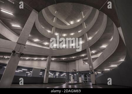 Abstrakter Blick auf eine Parkgarage Stockfoto