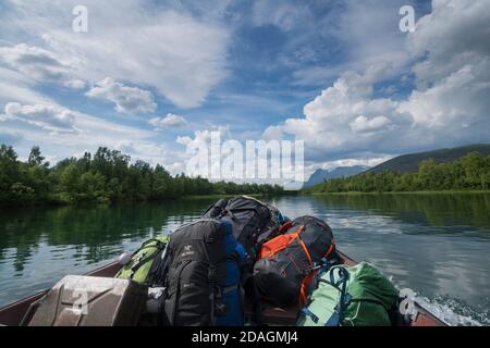 Kleine Fähre, die Wanderer von Kvikkjokk zum Ausgangspunkt Padjelantaleden, Lappland, Schweden bringt Stockfoto