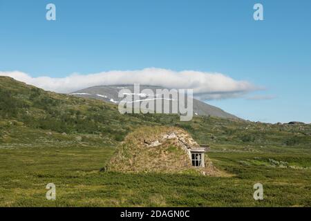 Traditionelle Sami Goahti Birke und Erde Schutz in Arasluokta entlang Padjelantaleden Trail, Padjelanta Nationalpark, Lappland, Schweden Stockfoto