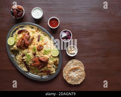 Hausgemachtes Huhn Biryani. Arabisch traditionelle Essensschalen Kabsa mit Fleisch. Draufsicht, Kopierbereich. Stockfoto