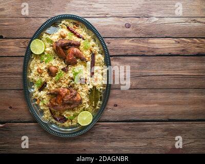 Hausgemachtes Huhn Biryani. Arabisch traditionelle Essensschalen Kabsa mit Fleisch. Draufsicht, Kopierbereich. Stockfoto