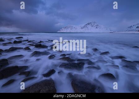 Lange Exposition der felsigen Küste am Skagsanden Strand, Flakstadøy, Lofoten Inseln, Norwegen Stockfoto