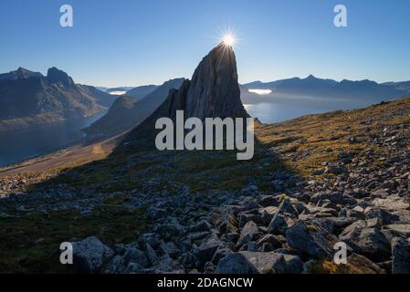 Die Sonne scheint über dem Gipfel des berühmten Segla-Berggipfels, Senja, Norwegen Stockfoto