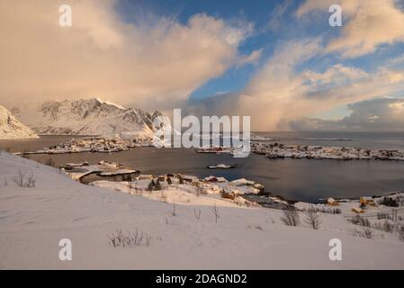 Dramatisches Winterwetter über reine und die umliegenden Dörfer, Moskenesøy, Lofoten Inseln, Norwegen Stockfoto