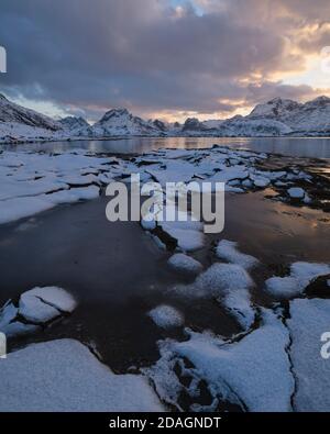 Gefrorene Gezeitenfelsen in der Nähe von Fredvang, Lofoten Islands, Norwegen Stockfoto