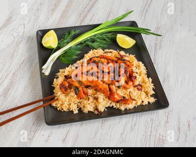 Indisches Essen. Würziges Hähnchen mit Basmati-Reis braten. Südindisches Gericht. Draufsicht. Stockfoto