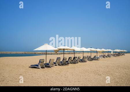 Sonnenschirme sind in einer Reihe. RAS Al Khaima am Persischen Golf. Stockfoto