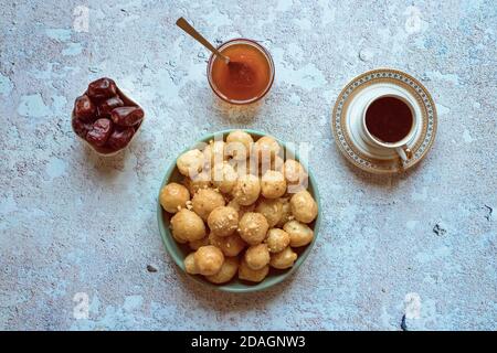 Luqaimat - traditionelle süße Knödel der VAE. Süße Ramadan-Knödel. Stockfoto