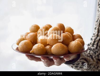 Luqaimat - traditionelle süße Knödel der VAE. Süße Ramadan-Knödel. Stockfoto