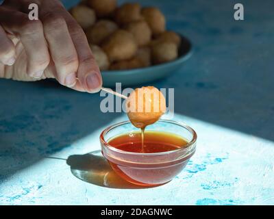 Luqaimat - traditionelle süße Knödel der VAE. Süße Ramadan-Knödel. Stockfoto