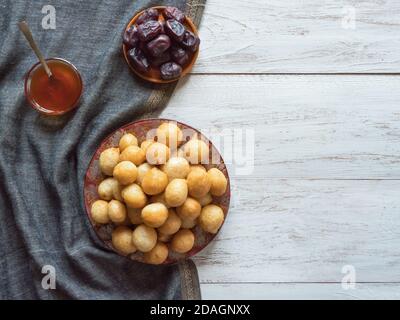 Luqaimat - traditionelle süße Knödel der VAE. Süße Ramadan-Knödel. Stockfoto