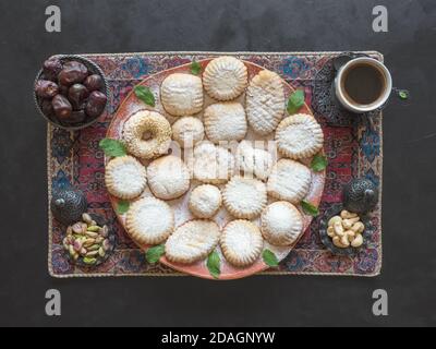 Ramadan Süßigkeiten Hintergrund. Cookies von El Fitr Islamischen Fest. Arabische Kekse Maamoul. Stockfoto