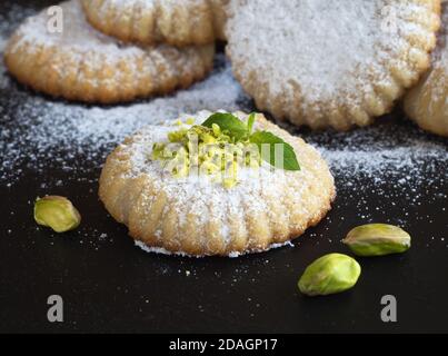 Arabische Kekse Maamoul. Ramadan Süßigkeiten Hintergrund. Nahaufnahme. Stockfoto