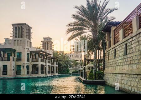 Dubai. Souk Madinat Jumeirah in Dubai am frühen Morgen. Stockfoto