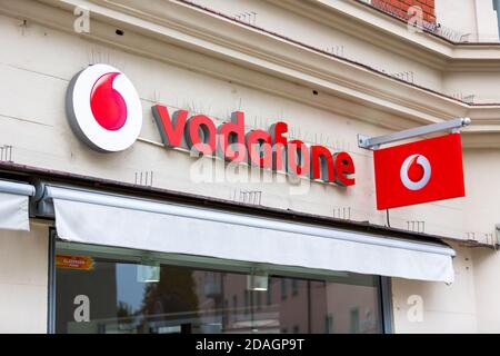 PASSAU - 8. NOVEMBER 2020: Filiallogo von Vodafone. Vodafone GmbH ist eine deutsche Tochtergesellschaft der Vodafone Group plc, einem Unternehmen mit Sitz in Großbritannien. Stockfoto