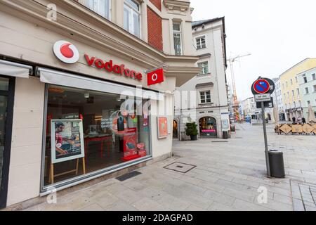 PASSAU - 8. NOVEMBER 2020: Filiallogo von Vodafone. Vodafone GmbH ist eine deutsche Tochtergesellschaft der Vodafone Group plc, einem Unternehmen mit Sitz in Großbritannien. Stockfoto