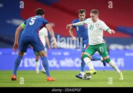 Ronan Curtis (rechts) von der Republik Irland geht während des internationalen Freundschaftsthemas im Wembley Stadium, London, an Englands Harry Winks vorbei. Stockfoto