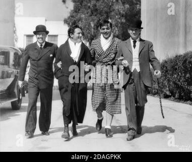 JACK HOLT SPENCER TRACY CLARK GABLE und TED HEALY Candid beim Spaziergang auf dem MGM Studio Lot während der Dreharbeiten von SAN FRANCISCO 1936 Regisseur W.S. VAN DIKE Geschichte Robert E. Hopkins Drehbuch Anita Loos Metro Goldwyn Mayer Stockfoto