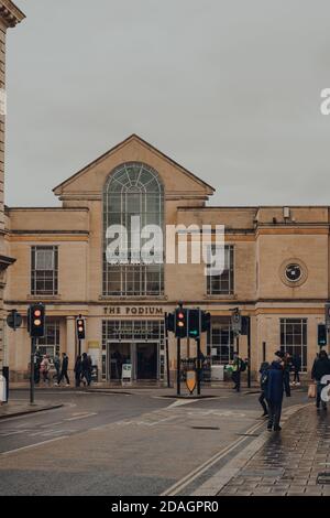Bath, UK - 04. Oktober 2020:Fassade des Waitrose-Supermarkts im Podium-Einkaufszentrum in Bath. Waitrose & Partners ist ein Teil der größten britischen EM Stockfoto