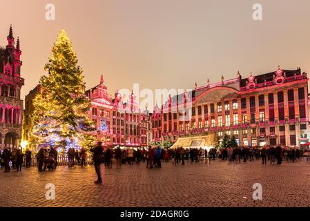 Blick auf den Grand Place dekoriert und beleuchtet für Weihnachten in Das Stadtzentrum von Brüssel bei Nacht Stockfoto