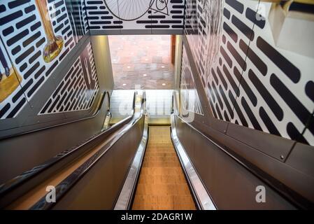 Blick von der Spitze einer verlassenen Rolltreppe in einem Einkaufszentrum Stockfoto