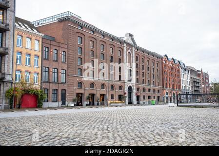 Reihe von Backstein-Lagerhallen in Wohngebäuden in einem umgewandelt Hafengebiet an einem bewölkten Wintertag Stockfoto