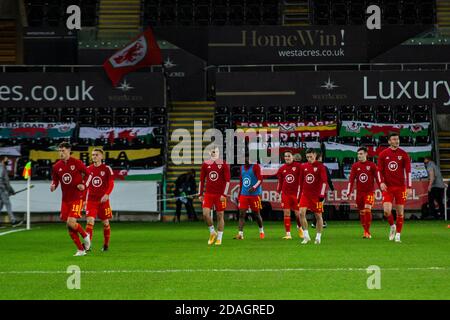 Swansea, Großbritannien. November 2020. Wales Spieler während des Vormatches Aufwärmen. Internationales Freundschaftsspiel, Wales gegen USA im Liberty Stadium in Swansea am Donnerstag, 12. November 2020. Dieses Bild darf nur für redaktionelle Zwecke verwendet werden. Nur redaktionelle Verwendung, Lizenz für kommerzielle Nutzung erforderlich. Keine Verwendung in Wetten, Spiele oder ein einzelner Club / Liga / Spieler Publikationen. PIC von Lewis Mitchell / Andrew Orchard Sport Fotografie / Alamy Live News Kredit: Andrew Orchard Sport Fotografie / Alamy Live News Stockfoto