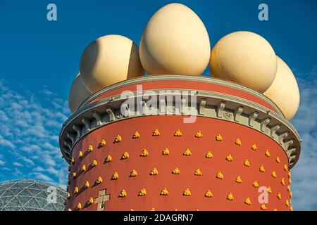 RIESIGE EIER SKULPTUR DACHBRÜSTUNGS GALA & SALVADOR DALI THEATER MUSEUM (© DALI, DE ROS I RAMIS & BONATERRA 1974) FIGUERES KATALONIEN SPANIEN Stockfoto