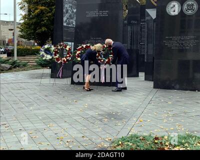 Philadelphia, Vereinigte Staaten Von Amerika. November 2020. Der designierte US-Präsident Joe Biden und seine Frau Dr. Jill Biden legen am Mittwoch, den 11. November 2020, einen Kranz am Philadelphia Korean war Memorial in Philadelphia, Pennsylvania. Quelle: Michael Mathes/Pool via CNP Quelle: dpa/Alamy Live News Stockfoto