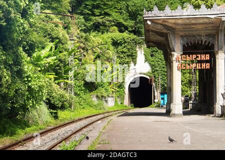 Bahnhof Psyrzkha. Eisenbahntunnel durch den Berg. Neu Athos, Republik Abchasien. Stockfoto