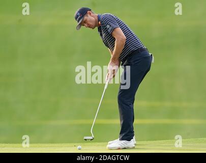 Augusta, Usa. November 2020. Justin Rose von England setzt in der ersten Runde des Masters 2020 Turnier im Augusta National Golf Club in Augusta, Georgia am Donnerstag, 12. November 2020. Foto von Kevin Dietsch/UPI Kredit: UPI/Alamy Live News Stockfoto