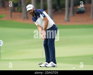 Augusta, Usa. November 2020. Dustin Johnson putts in der ersten Runde des Masters 2020 Turnier im Augusta National Golf Club in Augusta, Georgia am Donnerstag, 12. November 2020. Foto von Kevin Dietsch/UPI Kredit: UPI/Alamy Live News Stockfoto