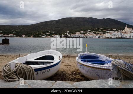 Blick auf zwei Holzboote am Ufer in der Nähe des Berühmte Statue von Salvador Dali Cadaques in Spanien Stockfoto