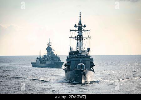 Die US Navy Arleigh Burke-Klasse Lenkrakete Zerstörer USS John S. McCain, Front, mit der Royal Australian Navy Anzac-Klasse Fregatte HMAS Ballarat während der integrierten Einsatztraining 6. November 2020 im Südchinesischen Meer. Stockfoto