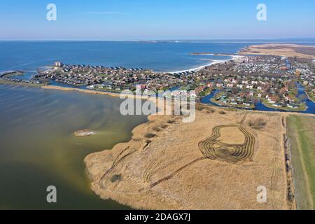 Beach Resort Makkum im Naturschutzgebiet am IJsselmeer, Luftbild, Niederlande, Friesland Stockfoto