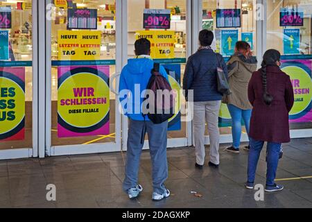 Steigen Sie in der Galeria Karstadt Kaufhof ein, Ausverkauf für die zwei Tage, Deutschland, Nordrhein-Westfalen, Ruhrgebiet, Witten Stockfoto