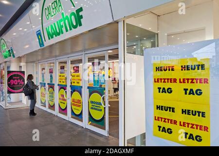 Steigen Sie in der Galeria Karstadt Kaufhof ein, Ausverkauf für die zwei Tage, Deutschland, Nordrhein-Westfalen, Ruhrgebiet, Witten Stockfoto