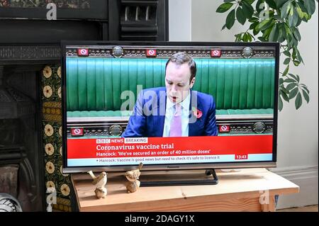 Matt Hancock, Staatssekretär für Gesundheit, kündigte im britischen Parlament an: "Wir haben eine Bestellung von 40 MILLIONEN Dosen des neuen Covid-Impfstoffs erhalten." Stockfoto