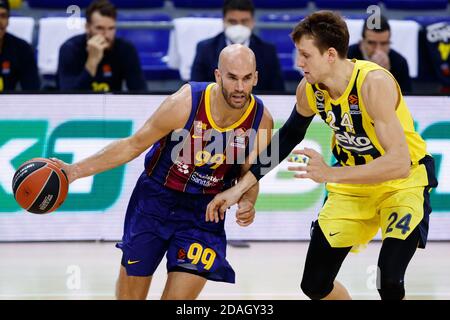 Nick Calathes vom FC Barcelona in Aktion mit Jan Vesely von Fenerbahce während des EuroLeague-Spiels der Turkish Airlines zwischen Fenerbahce im Palau Blaugrana in Barcelona, Spanien. Stockfoto