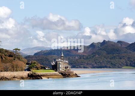 BARMOUTH, WALES - 1. OKTOBER 2020: Ein Interessantes Haus am Ufer der Mündung des Flusses Mawddach, Barmouth, Wales, Grafschaft Gwynedd auf einem sonnigen Stockfoto