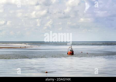 BARMOUTH, WALES - 1. OKTOBER 2020: Ein Boot, das von Cardigan Bay aus in die Mündung des Mawddach kommt Stockfoto