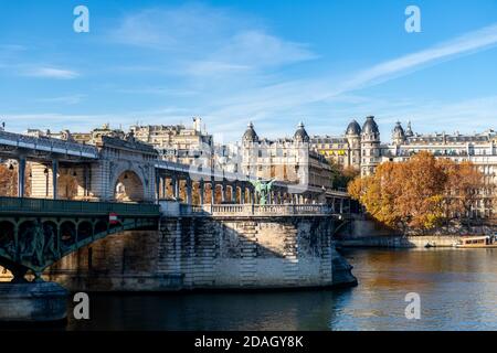 Bir-Hakeim Brücke und Frankreich wiedergeboren Statue im Herbst - Paris Stockfoto