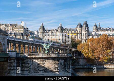 Metro mit Graffiti auf Bir-Hakeim Brücke im Herbst - Paris Stockfoto