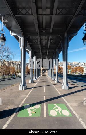 Radweg auf der pont Bir-Hakeim - Paris Stockfoto