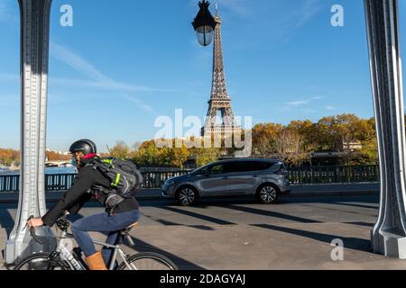 Pont Bir-Hakeim und Eiffelturm während der zweiten Covid-19 Lockdown in Frankreich Stockfoto