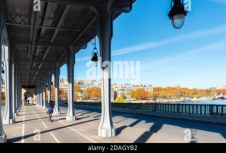 Pont Bir-Hakeim im Herbst - Paris Stockfoto