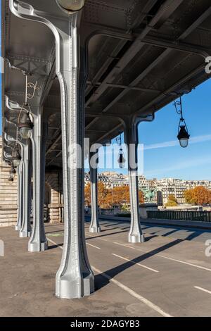 Pont Bir-Hakeim im Herbst - Paris Stockfoto