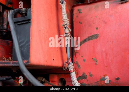 Oldtimer-Motor Traktor-System Teil alten Dieselmotor schwere Maschine Closeup Grunge Rosty Öl schmutzig rot abstrakt Detail mit scharfen Selektiver Fokus Stockfoto